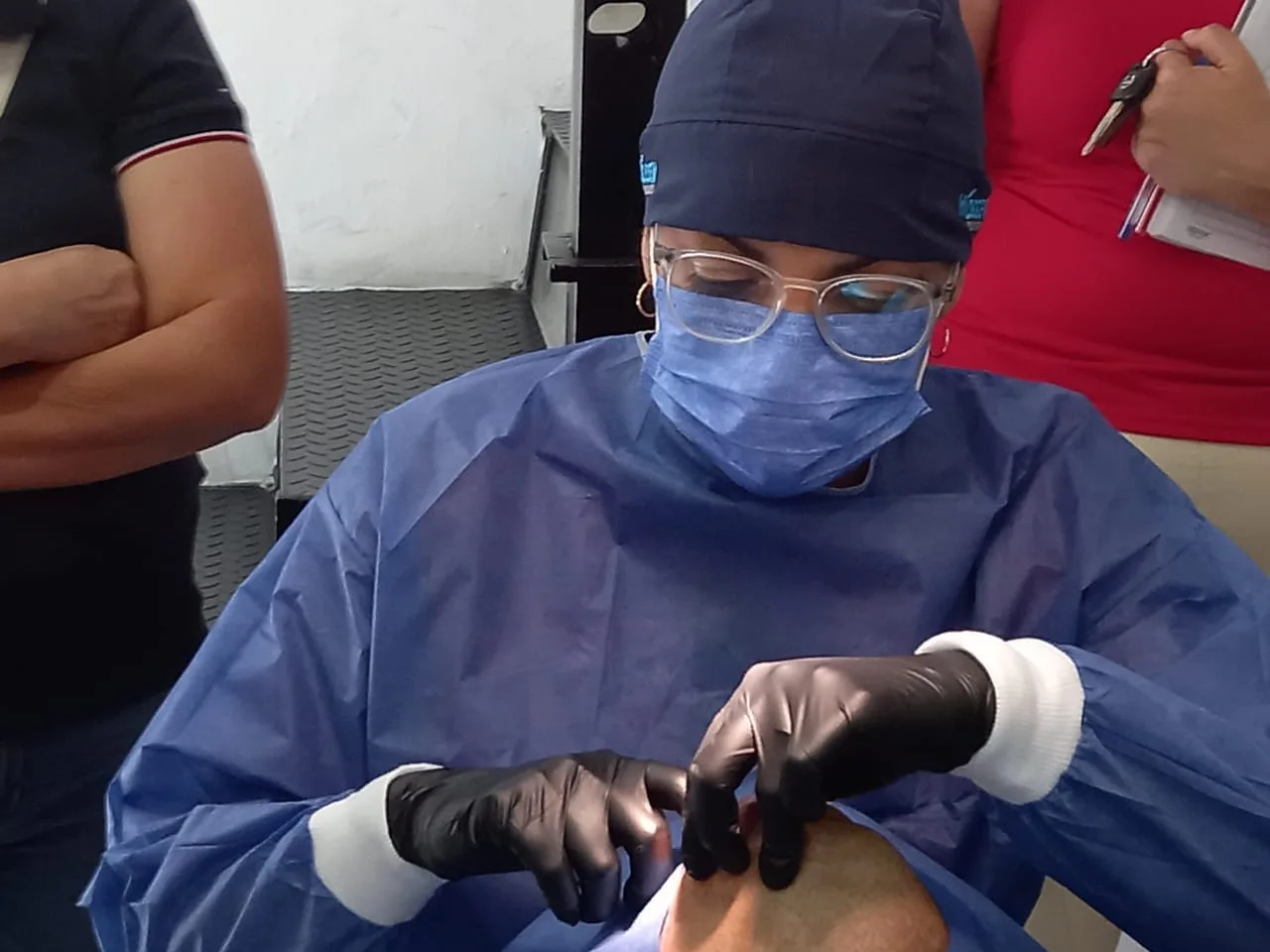 La Dra. Magy atendiendo a una paciente
